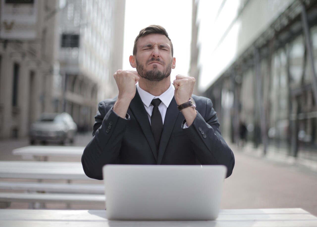 Homem, feliz pelo sua conquista de emprego